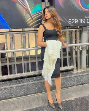 Raashi Instagram - 🖤🦢✨

#explorepage✨ #oldmoneystyle #outfitinspo #feed #classyoutfit