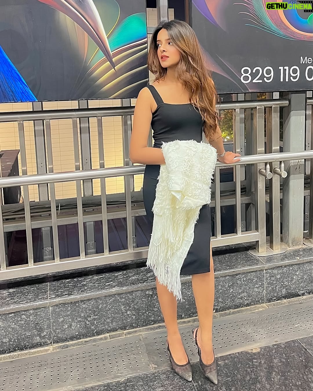 Raashi - 1.7K Likes - 🖤🦢✨

#explorepage✨ #oldmoneystyle #outfitinspo #feed #classyoutfit