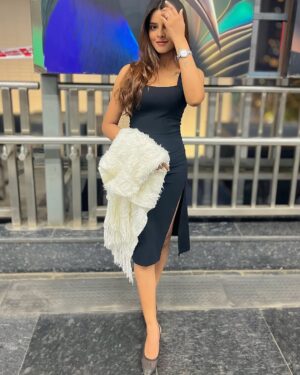 Raashi Instagram - 🖤🦢✨

#explorepage✨ #oldmoneystyle #outfitinspo #feed #classyoutfit