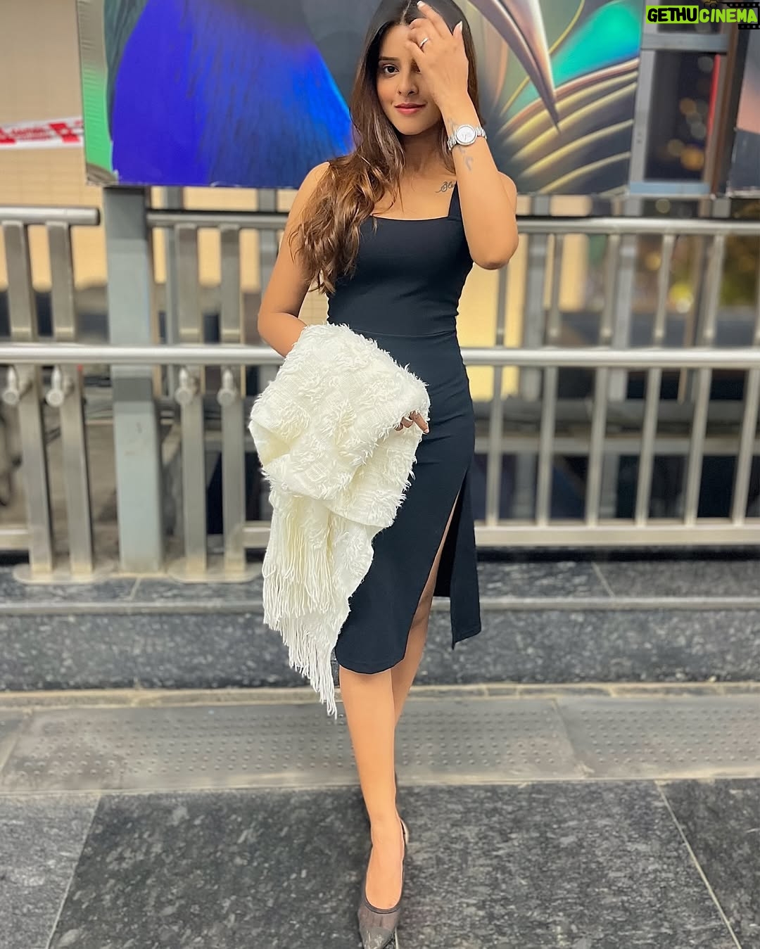 Raashi - 1.7K Likes - 🖤🦢✨

#explorepage✨ #oldmoneystyle #outfitinspo #feed #classyoutfit