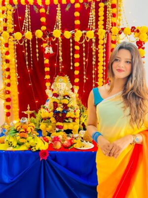 Raashi Instagram - त्वमेव सर्वम् मम देव देव ❤️🙏🏻✨ #ganpati2025 #explorepage✨