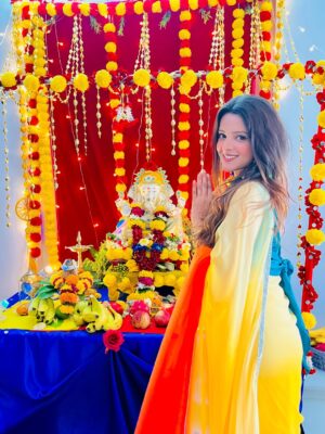 Raashi Instagram - त्वमेव सर्वम् मम देव देव ❤️🙏🏻✨ #ganpati2025 #explorepage✨