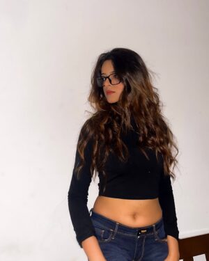 Raashi Instagram - Finding song for post is more difficult than writing a caption now👾 

#explorepage✨ #feed #casualoutfits #outfitinspo #trending