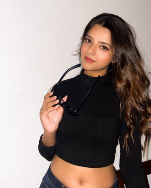 Raashi Instagram - Finding song for post is more difficult than writing a caption now👾 

#explorepage✨ #feed #casualoutfits #outfitinspo #trending