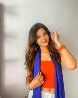 Raashi Instagram - Holi fever isn’t over yet so i decided to be colourful today🤭🧡🤍💙🩶🎀

#explorepage #feed #holioutfit #outfitinspo #indowestern #ethnicstyle