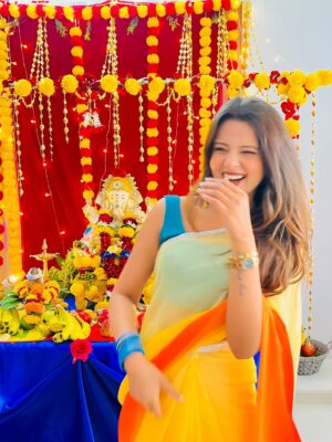 Raashi Instagram - त्वमेव सर्वम् मम देव देव ❤️🙏🏻✨ #ganpati2025 #explorepage✨