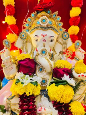 Raashi Instagram - त्वमेव सर्वम् मम देव देव ❤️🙏🏻✨ #ganpati2025 #explorepage✨