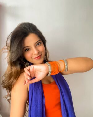 Raashi Instagram - Holi fever isn’t over yet so i decided to be colourful today🤭🧡🤍💙🩶🎀
#explorepage #feed #holioutfit #outfitinspo #indowestern #ethnicstyle