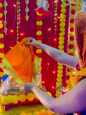 Raashi Instagram - त्वमेव सर्वम् मम देव देव ❤️🙏🏻✨ #ganpati2025 #explorepage✨