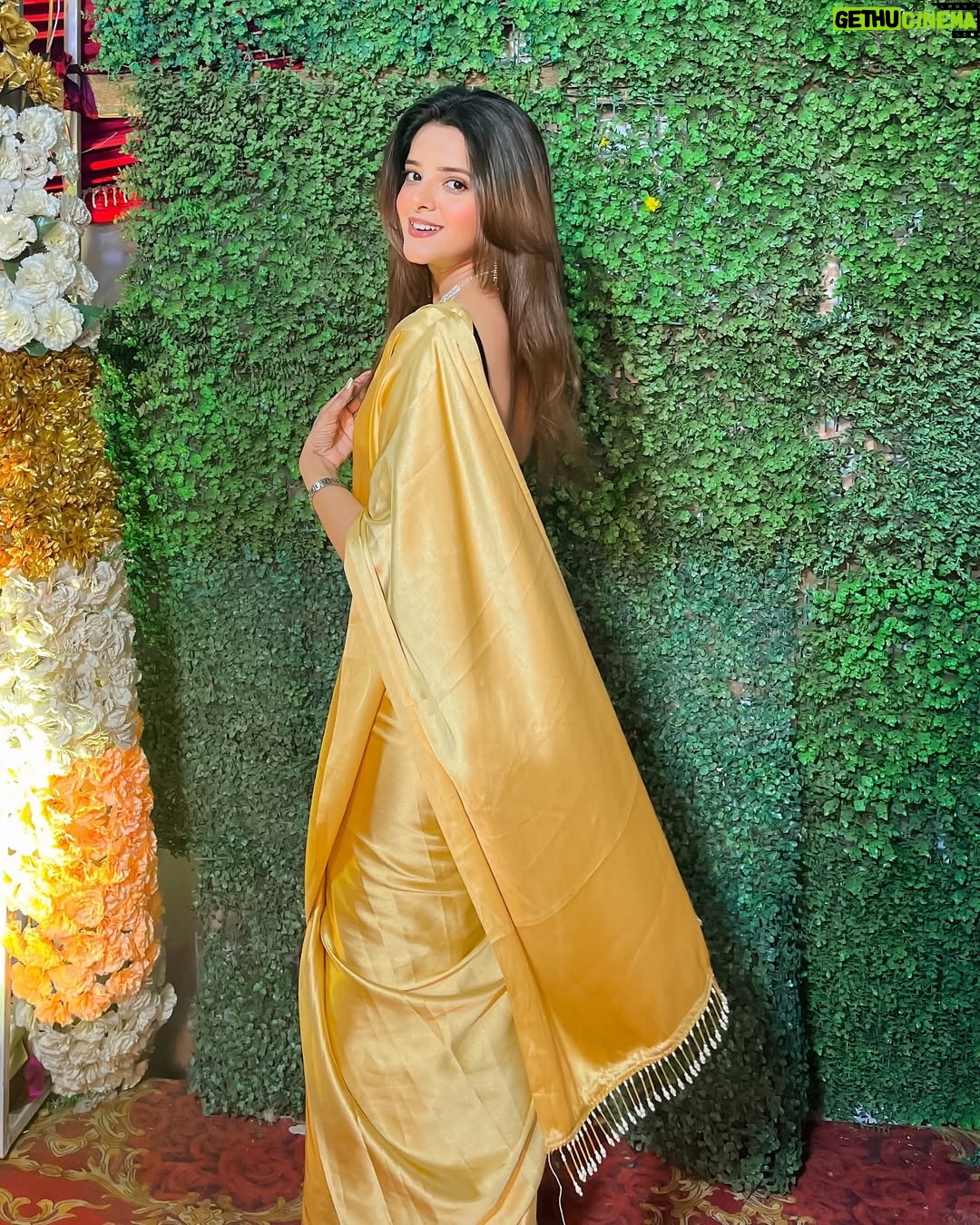 Raashi - 3K Likes - Attended यार की शादी in saree 💅🎀✨🥰

#explorepage #fyp #sareelook
