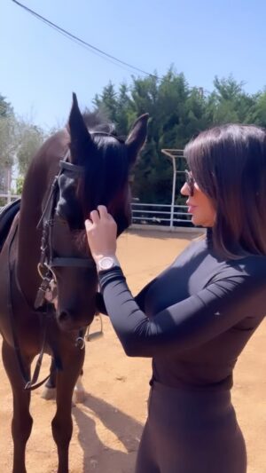 Rabia Al Zayyat Instagram - وفي الخيل عزّة لا بستطيع الإنسان أن بفهمها ،إنها تحزن ولا تبوح ،تتألّم ولا تنكسر 💙🐎