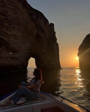 Rabia Al Zayyat Instagram - شو في خلف البحر خبريات….💙 #بيروت #صخرة_الروشة #لبنان🇱🇧 @waksadventures