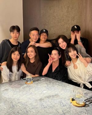 Rainie Yang Instagram - 謝謝Cindy的邀約 能和朋友們 孩子們 以及一直在努力瘦身的巨嬰兄弟聚餐 超幸福 超療癒🥰
@benprive_teppan 非常好吃 很精緻 味道更上一層樓了 恭喜Albert
人家下次還要吃😙
P.S 很多人問 在這跟大家說 偶不會化妝 我只有遮黑眼圈加上美圖秀秀後製的唇妝 就完妝了 哈哈哈
📷 7/16