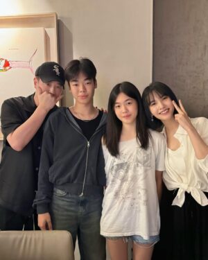 Rainie Yang Instagram - 謝謝Cindy的邀約 能和朋友們 孩子們 以及一直在努力瘦身的巨嬰兄弟聚餐 超幸福 超療癒🥰
@benprive_teppan 非常好吃 很精緻 味道更上一層樓了 恭喜Albert
人家下次還要吃😙
P.S 很多人問 在這跟大家說 偶不會化妝 我只有遮黑眼圈加上美圖秀秀後製的唇妝 就完妝了 哈哈哈
📷 7/16