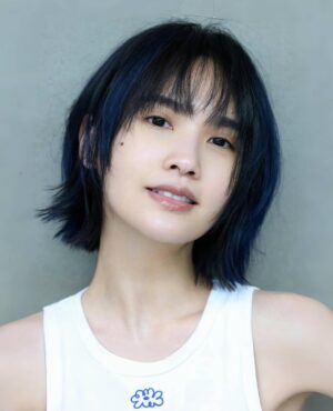 Rainie Yang Instagram - 悄悄剪了新髮型,默默換了新髮色,靜靜等待新樂章💇🏻♀️💙🎵
Hairstylist @sydni_q @zoomhairstyling
Photographer @kevinim
#多層次短髮 #水系挑染 #靜待新樂章
#又是五年剪一次頭髮 #完全是巧合
#為了什麼你們知道的