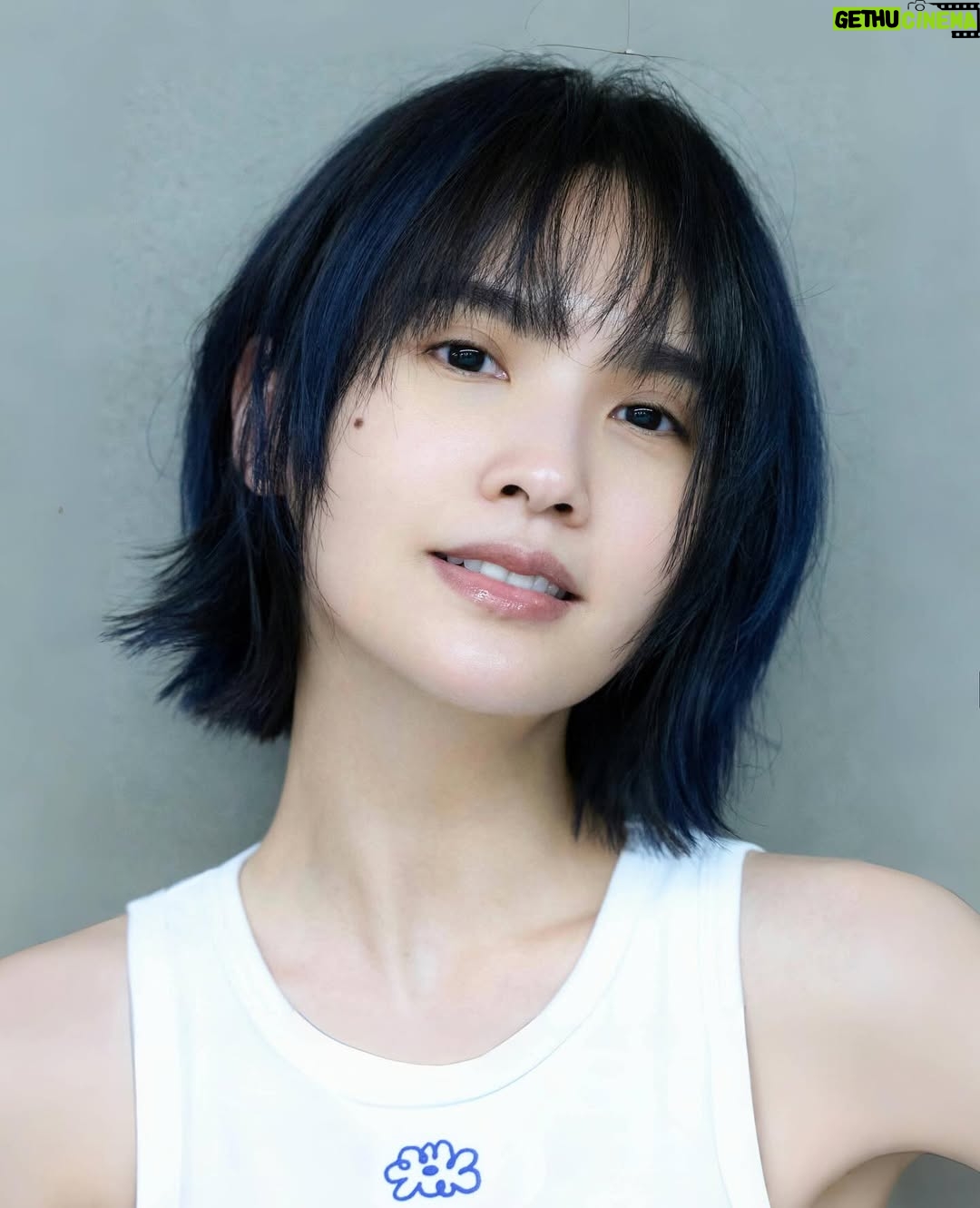 Rainie Yang - 38.2K Likes - 悄悄剪了新髮型，默默換了新髮色，靜靜等待新樂章💇🏻‍♀️💙🎵

Hairstylist @sydni_q @zoomhairstyling 
Photographer @kevinim 

#多層次短髮 #水系挑染 #靜待新樂章
#又是五年剪一次頭髮 #完全是巧合
#為了什麼你們知道的