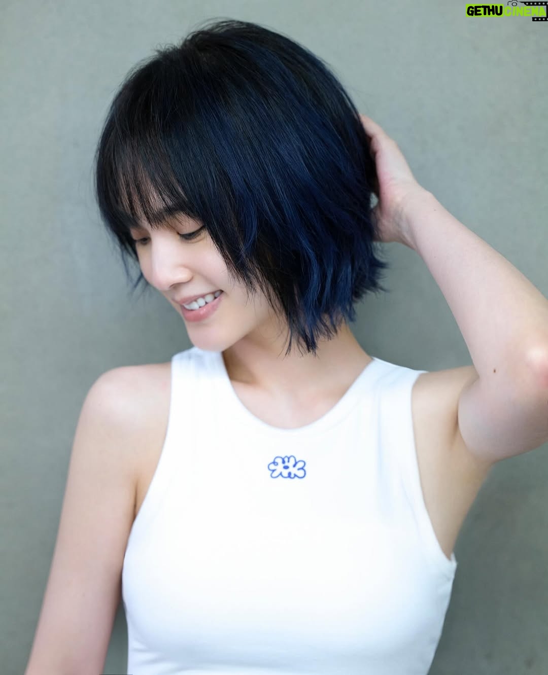 Rainie Yang - 38.2K Likes - 悄悄剪了新髮型，默默換了新髮色，靜靜等待新樂章💇🏻‍♀️💙🎵

Hairstylist @sydni_q @zoomhairstyling 
Photographer @kevinim 

#多層次短髮 #水系挑染 #靜待新樂章
#又是五年剪一次頭髮 #完全是巧合
#為了什麼你們知道的