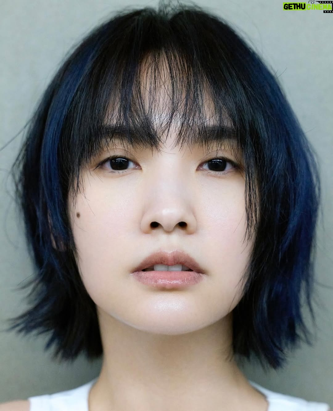 Rainie Yang - 38.2K Likes - 悄悄剪了新髮型，默默換了新髮色，靜靜等待新樂章💇🏻‍♀️💙🎵

Hairstylist @sydni_q @zoomhairstyling 
Photographer @kevinim 

#多層次短髮 #水系挑染 #靜待新樂章
#又是五年剪一次頭髮 #完全是巧合
#為了什麼你們知道的