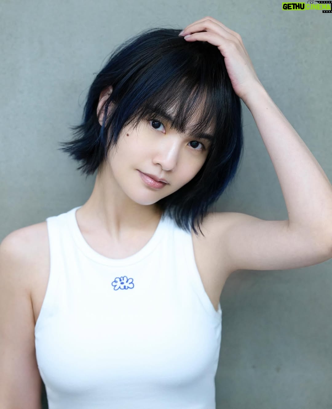 Rainie Yang - 38.2K Likes - 悄悄剪了新髮型，默默換了新髮色，靜靜等待新樂章💇🏻‍♀️💙🎵

Hairstylist @sydni_q @zoomhairstyling 
Photographer @kevinim 

#多層次短髮 #水系挑染 #靜待新樂章
#又是五年剪一次頭髮 #完全是巧合
#為了什麼你們知道的