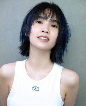 Rainie Yang Instagram - 悄悄剪了新髮型,默默換了新髮色,靜靜等待新樂章💇🏻♀️💙🎵
Hairstylist @sydni_q @zoomhairstyling
Photographer @kevinim
#多層次短髮 #水系挑染 #靜待新樂章
#又是五年剪一次頭髮 #完全是巧合
#為了什麼你們知道的