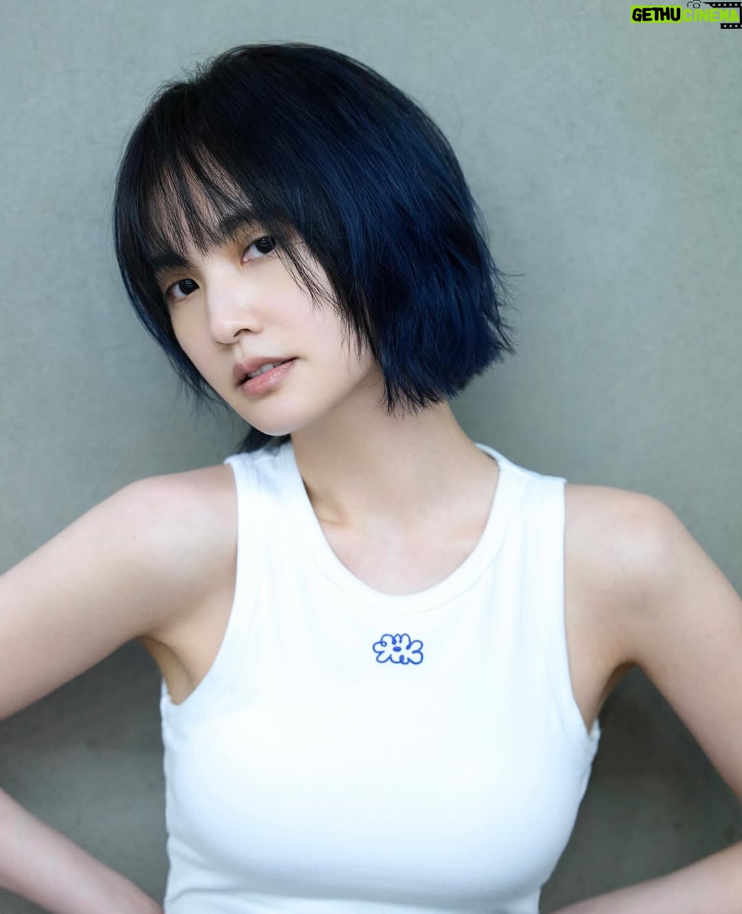 Rainie Yang - 38.2K Likes - 悄悄剪了新髮型，默默換了新髮色，靜靜等待新樂章💇🏻‍♀️💙🎵

Hairstylist @sydni_q @zoomhairstyling 
Photographer @kevinim 

#多層次短髮 #水系挑染 #靜待新樂章
#又是五年剪一次頭髮 #完全是巧合
#為了什麼你們知道的