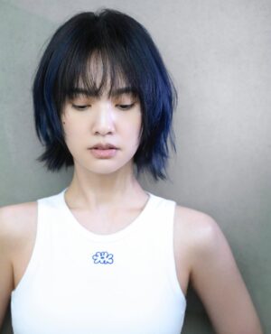 Rainie Yang Instagram - 悄悄剪了新髮型,默默換了新髮色,靜靜等待新樂章💇🏻♀️💙🎵
Hairstylist @sydni_q @zoomhairstyling
Photographer @kevinim
#多層次短髮 #水系挑染 #靜待新樂章
#又是五年剪一次頭髮 #完全是巧合
#為了什麼你們知道的
