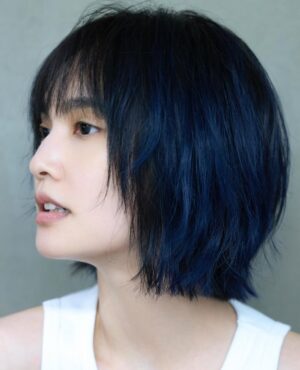 Rainie Yang Instagram - 悄悄剪了新髮型,默默換了新髮色,靜靜等待新樂章💇🏻♀️💙🎵
Hairstylist @sydni_q @zoomhairstyling
Photographer @kevinim
#多層次短髮 #水系挑染 #靜待新樂章
#又是五年剪一次頭髮 #完全是巧合
#為了什麼你們知道的