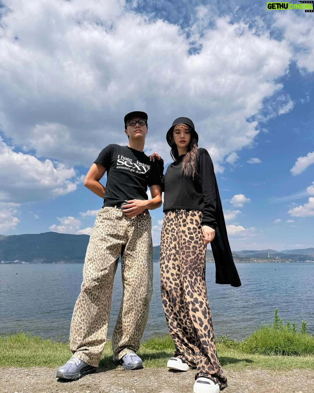 Rainie Yang - 16.8K Likes - 就用大理之收官畢旅Day 3來總結整個六月吧☀️（影片多，慎入！也有琳美照喔）

#生活碎片 #告別六月
#畢業旅行 #大理