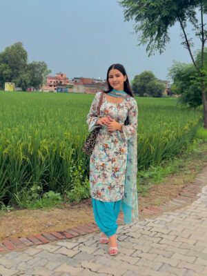 Rajdeep Kullar Instagram - Utton suit asmaani 🩵🍁
@rajdeep_kullar
#suit #love #lover #suitpunjabi #explorer #punjab #jatti #asmani #asman