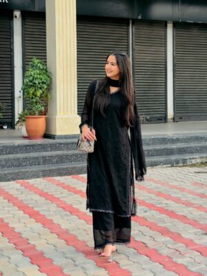 Rajdeep Kullar Instagram - Kala suit 👑🖤