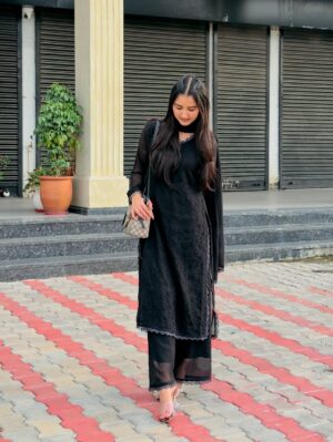 Rajdeep Kullar Instagram - Kala suit 👑🖤