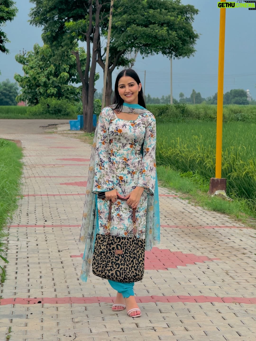Rajdeep Kullar - 34.1K Likes - Utton suit asmaani 🩵🍁 

@rajdeep_kullar 

#suit #love #lover #suitpunjabi #explorer #punjab #jatti #asmani #asman