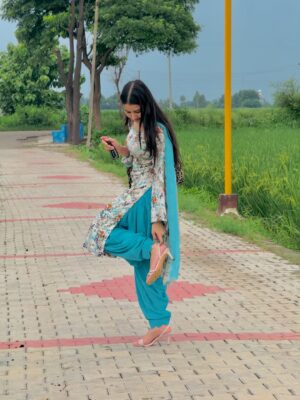 Rajdeep Kullar Instagram - Utton suit asmaani 🩵🍁
@rajdeep_kullar
#suit #love #lover #suitpunjabi #explorer #punjab #jatti #asmani #asman