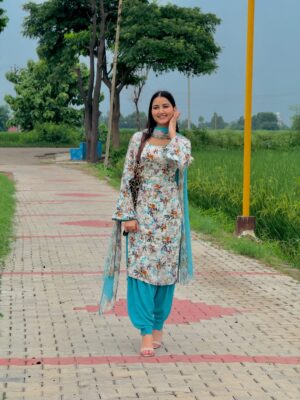 Rajdeep Kullar Instagram - Utton suit asmaani 🩵🍁
@rajdeep_kullar
#suit #love #lover #suitpunjabi #explorer #punjab #jatti #asmani #asman