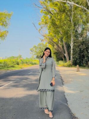 Rajdeep Kullar Instagram - Banda ban sohneya 🩶🌷
@rajdeep_kullar #rajdeepkullar
#instagram #instalike #instadaily #instagood #insta #explorer #explorepage #explore #exploremore #exploring #explorecanada #viral #viralpost #punjabisuit #love #jatti
