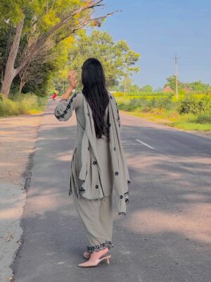 Rajdeep Kullar Instagram - Banda ban sohneya 🩶🌷
@rajdeep_kullar #rajdeepkullar
#instagram #instalike #instadaily #instagood #insta #explorer #explorepage #explore #exploremore #exploring #explorecanada #viral #viralpost #punjabisuit #love #jatti