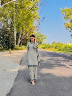 Rajdeep Kullar Instagram - Banda ban sohneya 🩶🌷
@rajdeep_kullar #rajdeepkullar
#instagram #instalike #instadaily #instagood #insta #explorer #explorepage #explore #exploremore #exploring #explorecanada #viral #viralpost #punjabisuit #love #jatti