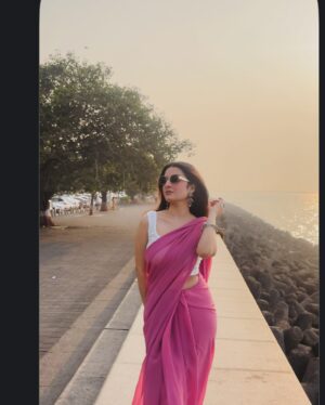 Rajshree sharma Instagram - Drop a pink heart if you find this gorgeous🩷
#trending #trendingreels #love #fashionstyle #ootd #recreation #trend #trendingsongs #dailyquotes #fyp #srk