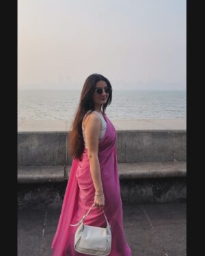 Rajshree sharma Instagram - Drop a pink heart if you find this gorgeous🩷
#trending #trendingreels #love #fashionstyle #ootd #recreation #trend #trendingsongs #dailyquotes #fyp #srk