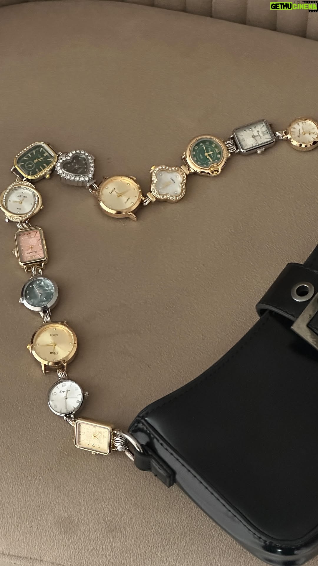 Rajvee Gandhi - 59K Likes - Ofc i had to do it⏱️💛
Got these watches online from @carafashions 

#TheHackerProject #Jugaad