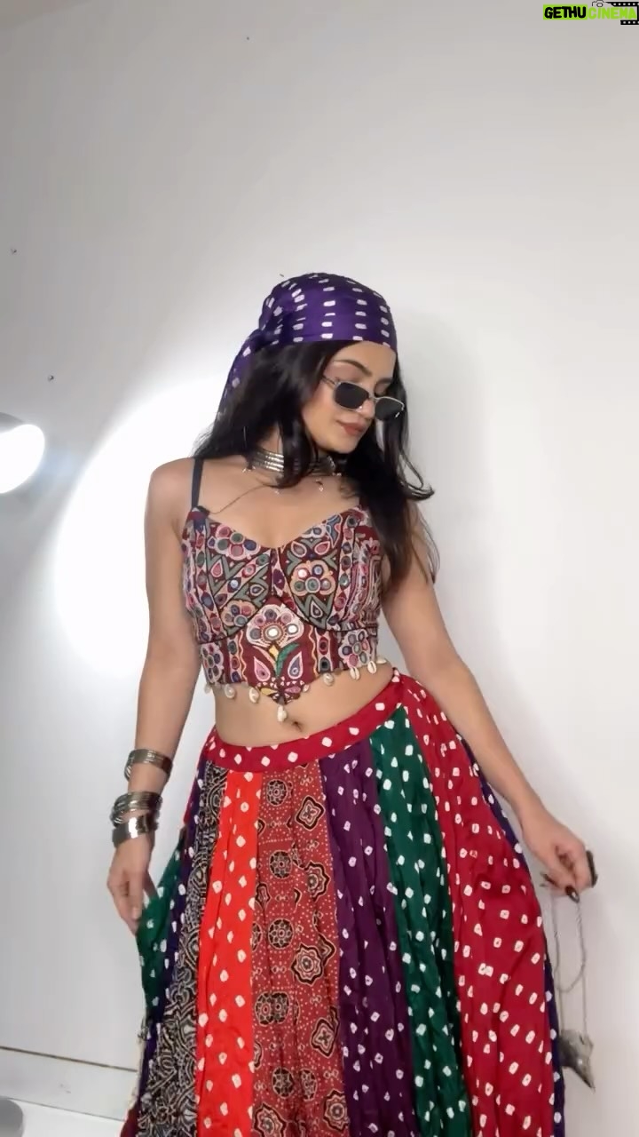 Rajvee Gandhi - 62.4K Likes - Recreated this vibrant @aliaabhatt look & it looked slayyyy🩷
Funn @funcho x @radiancedandiya night!!!🕺🏻

Outfit @manasika.in
