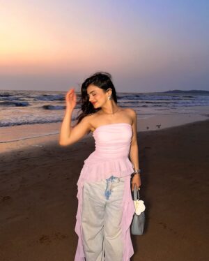 Rajvee Gandhi Instagram - Vee made aksa beach look heavenly šš
Top @newme.asia
Pants @hm
Bag @coach