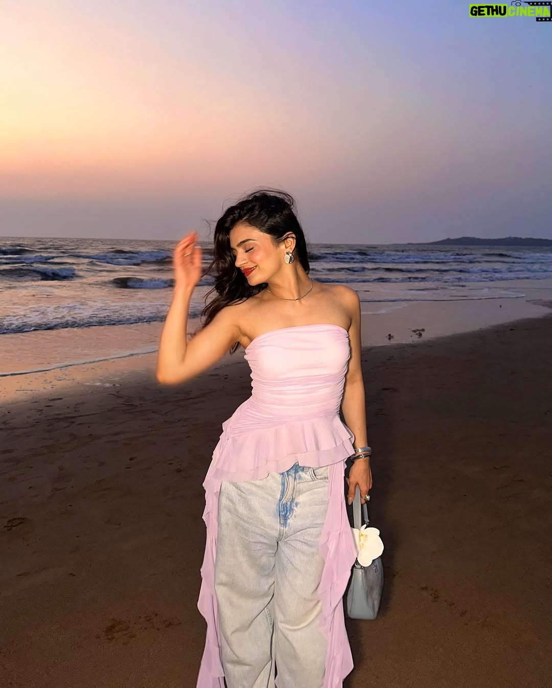 Rajvee Gandhi - 70.4K Likes - Vee made aksa beach look heavenly 🐚🌅

Top @newme.asia 
Pants @hm
Bag @coach