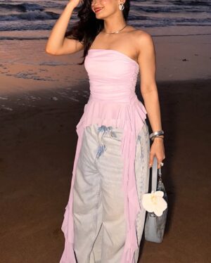 Rajvee Gandhi Instagram - Vee made aksa beach look heavenly šš
Top @newme.asia
Pants @hm
Bag @coach