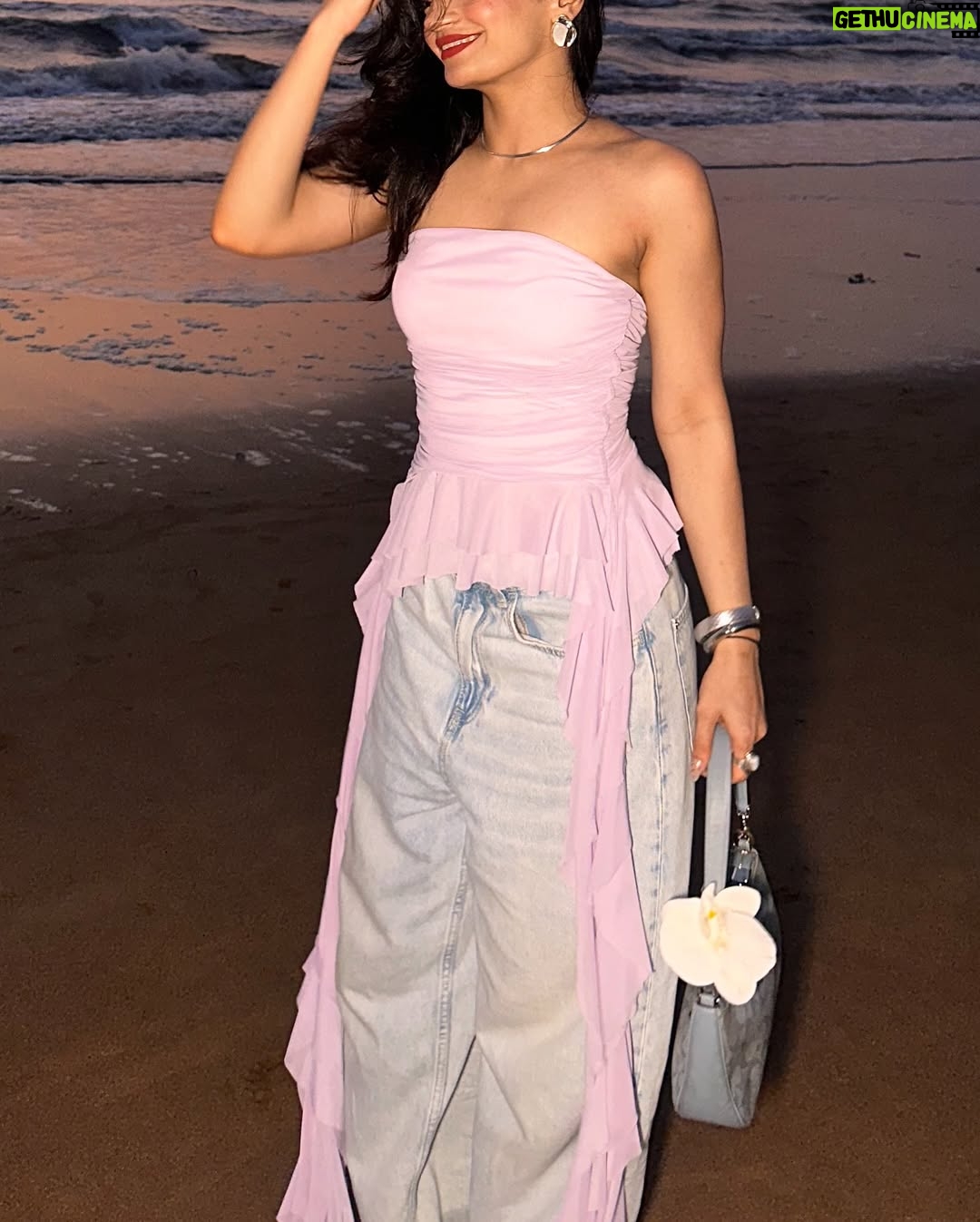 Rajvee Gandhi - 70.4K Likes - Vee made aksa beach look heavenly 🐚🌅

Top @newme.asia 
Pants @hm
Bag @coach