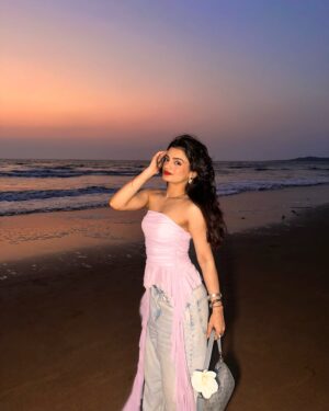 Rajvee Gandhi Instagram - Vee made aksa beach look heavenly šš
Top @newme.asia
Pants @hm
Bag @coach