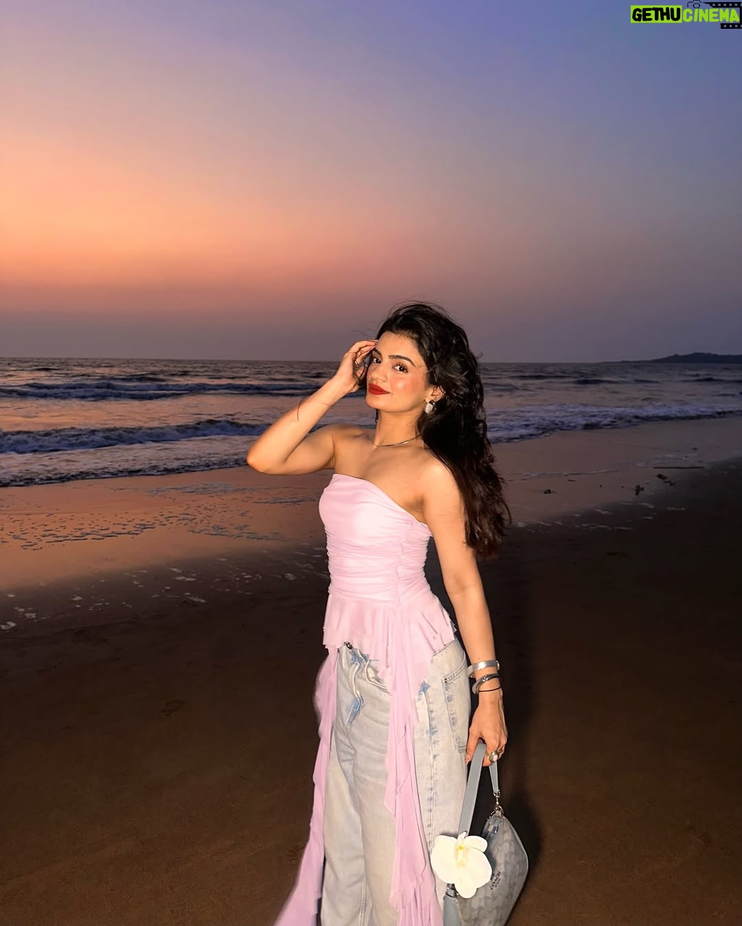 Rajvee Gandhi - 70.4K Likes - Vee made aksa beach look heavenly 🐚🌅

Top @newme.asia 
Pants @hm
Bag @coach