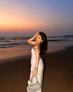 Rajvee Gandhi Instagram - Vee made aksa beach look heavenly šš
Top @newme.asia
Pants @hm
Bag @coach