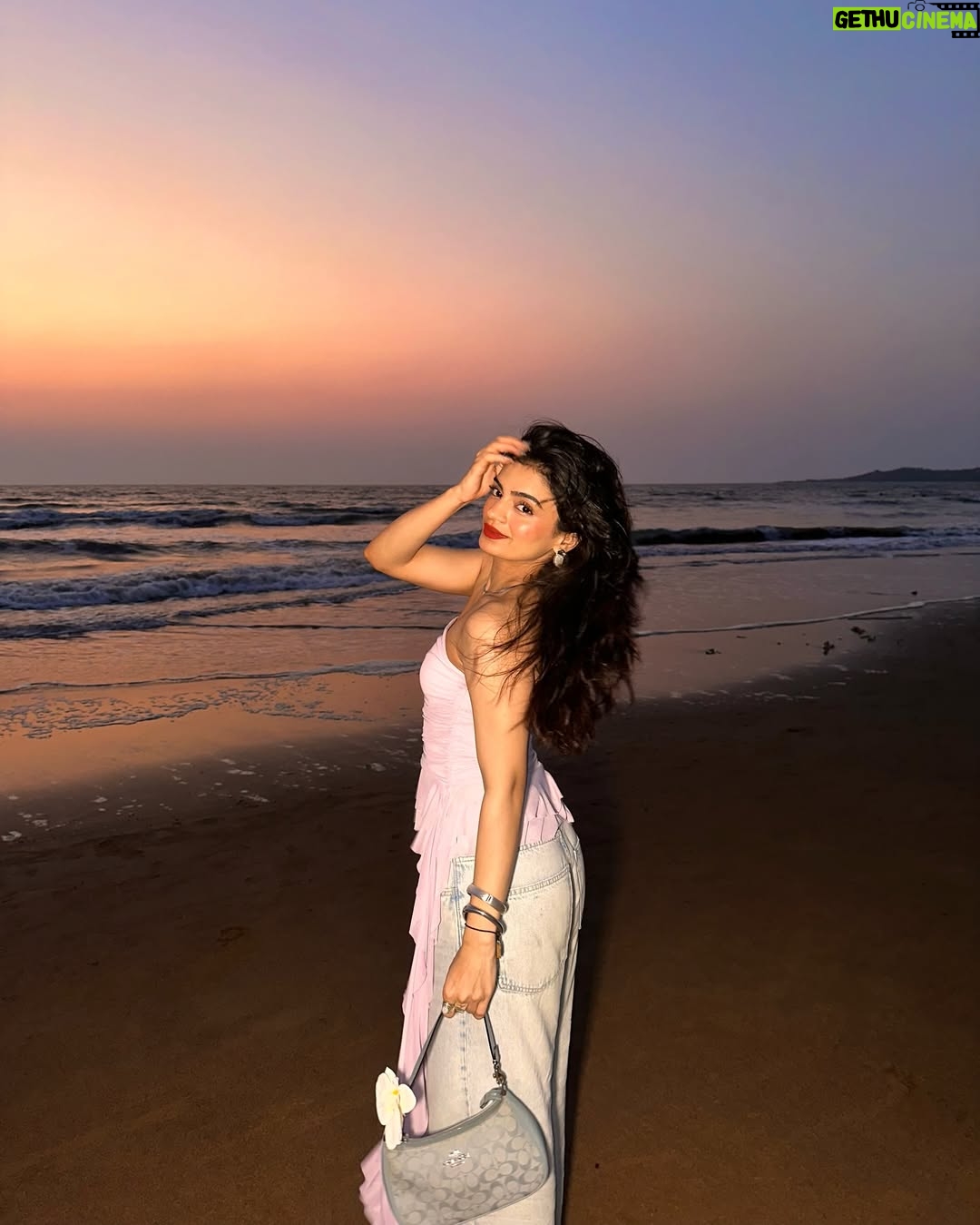 Rajvee Gandhi - 70.4K Likes - Vee made aksa beach look heavenly 🐚🌅

Top @newme.asia 
Pants @hm
Bag @coach