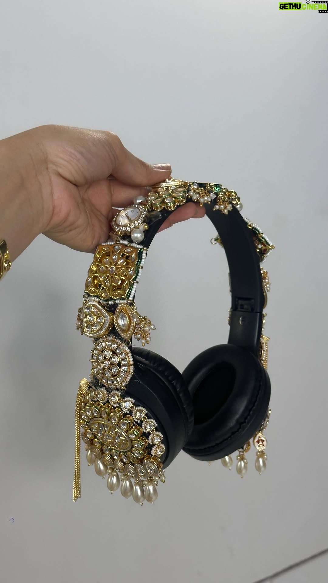 Rajvee Gandhi - 75.5K Likes - I would call this ✨iconic headphones🎧✨
What do you think?

@delhicious love the art so much!! Kudos👏

#TheHackerProject #Jugaad